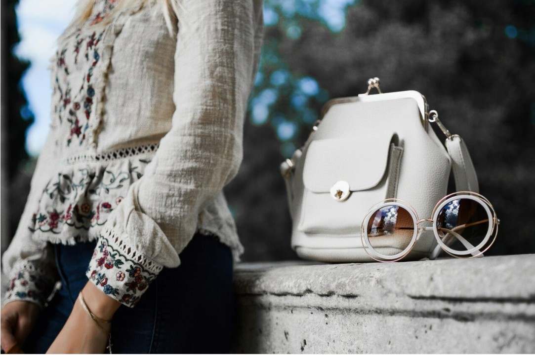 Rode handtas stadslook